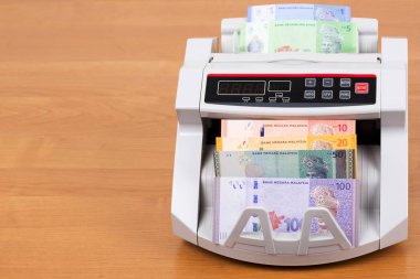 Malezya parası bir sayım makinesinde