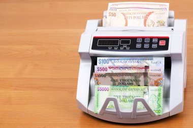 Guyanese Doları bir sayım makinesinde