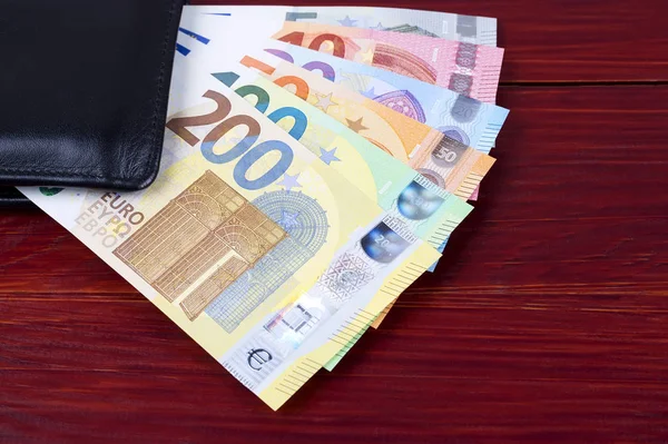 黑皮夹里的新系列欧元钱 — 图库照片
