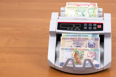 Eski Gambiya parası - bir sayım makinesinde dalasi