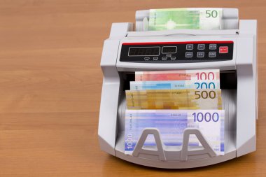 Norveç parası - Krone sayım makinesinde