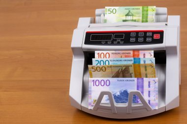 Norveç parası - Krone sayım makinesinde