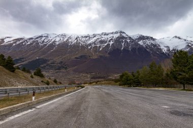 İtalya 'nın L' Aquila ili, karla kaplı güzel dağların manzarası