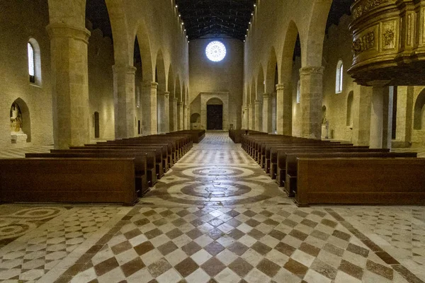 Aquila イタリア 2018年12月31日 イタリア中部ラクイラの中世教会サンタ マリア コッレマッジョの内部 — ストック写真