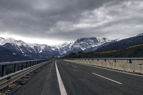 이탈리아 라퀼라 지방에 눈덮인 아름다운 산들의 — 스톡 사진