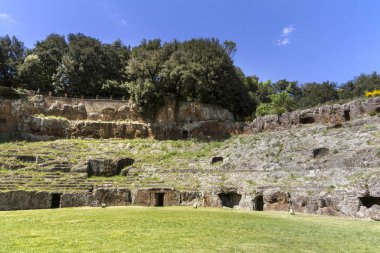 Sutri, Viterbo, Lazio, İtalya 'daki Kırmızı Tuff kayasından oyulmuş mezarları olan Etrüsk mezarlığı.