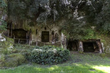 Sutri, Viterbo, Lazio, İtalya 'daki Kırmızı Tuff kayasından oyulmuş mezarları olan Etrüsk mezarlığı.