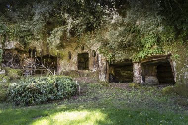 Sutri, Viterbo, Lazio, İtalya 'daki Kırmızı Tuff kayasından oyulmuş mezarları olan Etrüsk mezarlığı.