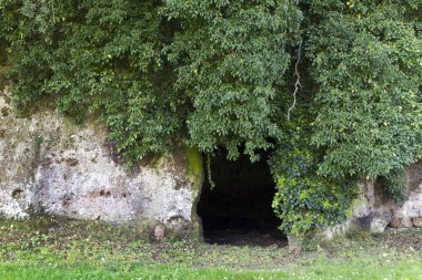 Sutri, Viterbo, Lazio, İtalya 'daki Kırmızı Tuff kayasından oyulmuş mezarları olan Etrüsk mezarlığı.