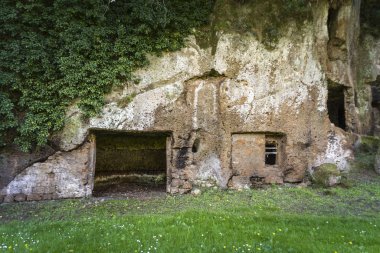 Sutri, Viterbo, Lazio, İtalya 'daki Kırmızı Tuff kayasından oyulmuş mezarları olan Etrüsk mezarlığı.