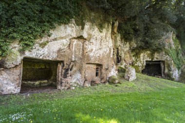 Sutri, Viterbo, Lazio, İtalya 'daki Kırmızı Tuff kayasından oyulmuş mezarları olan Etrüsk mezarlığı.