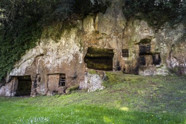 Sutri, Viterbo, Lazio, İtalya 'daki Kırmızı Tuff kayasından oyulmuş mezarları olan Etrüsk mezarlığı.