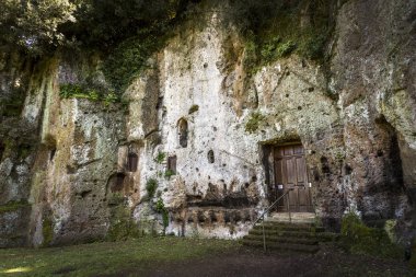 Sutri, Viterbo, Lazio, İtalya 'daki Kırmızı Tuff kayasından oyulmuş mezarları olan Etrüsk mezarlığı.