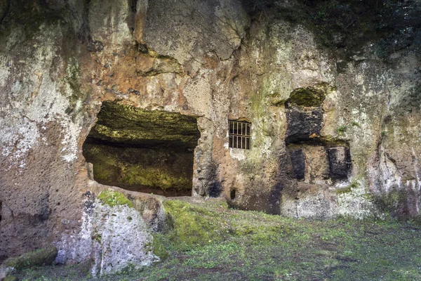 意大利拉齐奥Viterbo省Sutri的Etruscan墓地 墓穴从红色凝灰岩中挖出 图库图片