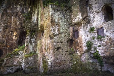 Sutri, Viterbo, Lazio, İtalya 'daki Kırmızı Tuff kayasından oyulmuş mezarları olan Etrüsk mezarlığı.