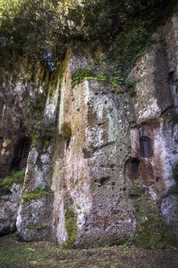 Sutri, Viterbo, Lazio, İtalya 'daki Kırmızı Tuff kayasından oyulmuş mezarları olan Etrüsk mezarlığı.