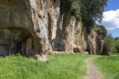 Sutri, Viterbo, Lazio, İtalya 'daki Kırmızı Tuff kayasından oyulmuş mezarları olan Etrüsk mezarlığı.
