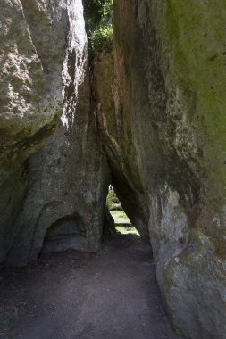 Sutri, Viterbo, Lazio, İtalya 'daki Kırmızı Tuff kayasından oyulmuş mezarları olan Etrüsk mezarlığı.