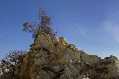 Dağların ve kumtaşı kayalıkların manzarası
