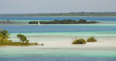 Karayip lagünü Bacalar 'ın mükemmel manzarası. Yedi renkli su. Quintana roo 'da Mayan Meksika' da bir göl.
