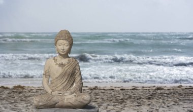 Tulum Meksika 'daki Karayip okyanusuna bakan sahilde meditasyon ve rahatlama için Buda heykeli.