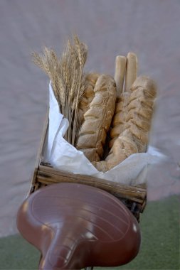 Bisiklette ekmek. Tahta bir sepette ekmek ve rulo ile kompozisyon