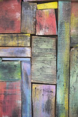 Çeşitli renklerde eski ahşap tahtalar. Renkli ahşap arka plan. Dikey fotoğraf