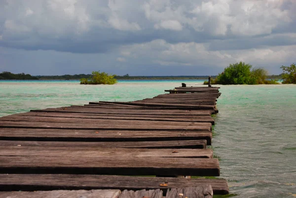 Meksika, Bacalar lagünündeki Idyllic ahşap iskele kulübesi. 7 renkten oluşan Bacalar mavisi bir göl.