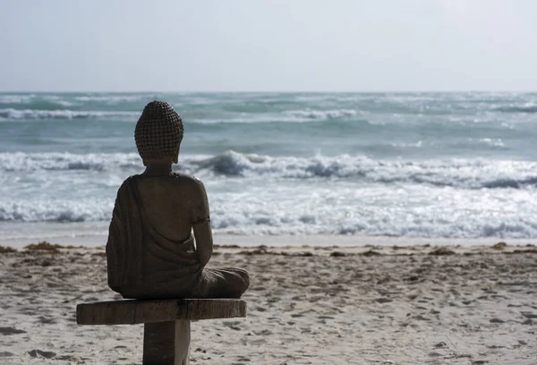 Tulum Mexico 'daki Karayip Okyanusu' na bakan sahilde meditasyon ve rahatlama için Buda heykeli. Tulum 'da Karayip Denizi.