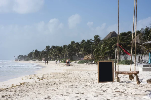Tulum Mexico 'daki güzel bir Karayip sahilinde boş bir karatahta. Tam sana göre..