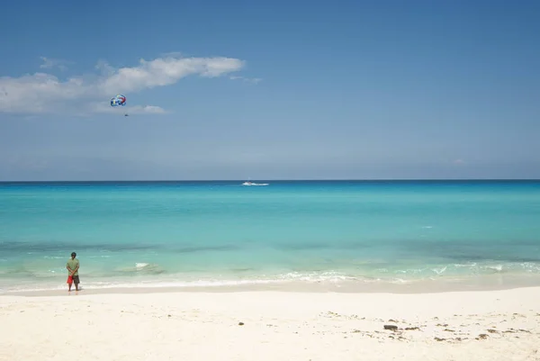 Tyrkysové Moře Bílý Písek Delfíní Pláže Cancúnu Mexiko Muž Pozoruje — Stock fotografie
