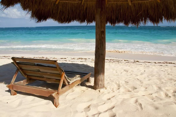 白色沙滩蓝色海洋自然热带海滩岛 加勒比海蓝天 小野生海滩椅子 风景仙境岛 绿松石海背景加勒比海 — 图库照片