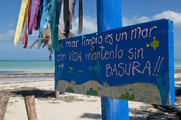 Holbox - Meksika - Kasım 2019: Temiz deniz, hayatı olan bir denizdir. Denizi ve plajları korumak için ekolojik tabela.
