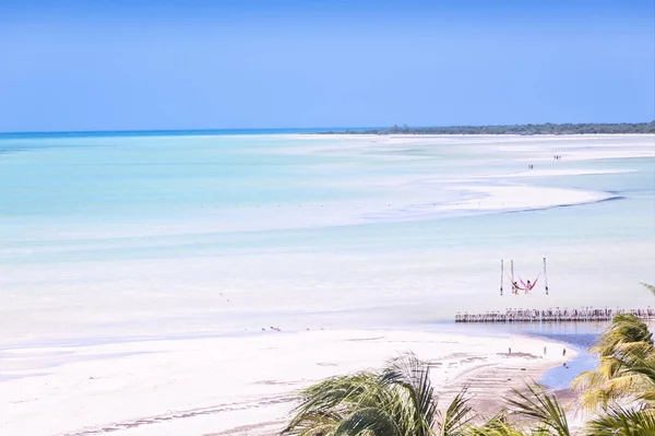 Turistler, Holbox Mexico adasında Karayip Denizi 'nin alçak sularında yürüyorlar. Karayip Denizi 'nin beyaz kumlu sahillerinin inanılmaz panoramik manzarası.