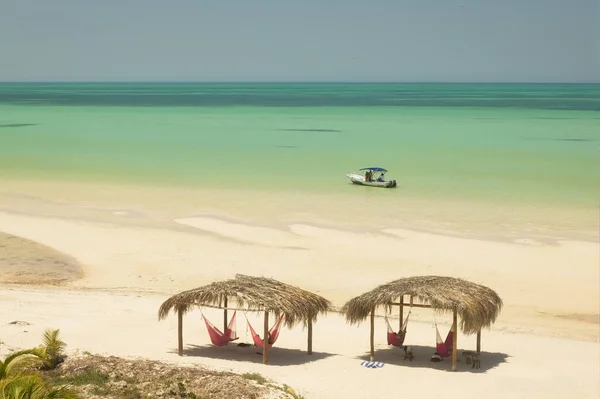 位于加勒比海海滨的巴拉帕岛 位于墨西哥的霍尔盒岛上 游客们在加勒比海边的吊床上休息 — 图库照片