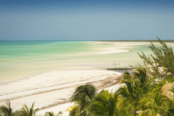 Holbox Adası Meksika 'daki Karayip Denizi' nin panoramik manzarası. Alçak gelgit, turkuaz denizin ortasında kum adaları yaratır.