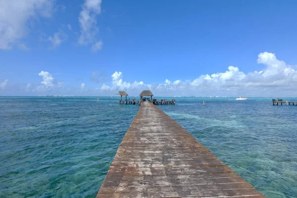 Karayip Denizi üzerinden Meksika 'nın Mujeres Adası' na kadar uzanan uzun bir ahşap iskele. Seyahat ve doğa kavramı