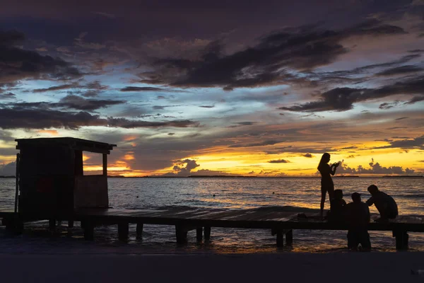 Güzel günbatımı Isla Mujeres Meksika 'da tropik bir sahil. Doğanın arka planında, güzel bir günbatımında. Doğanın arka planı. 