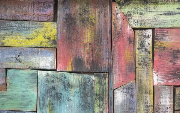 Çeşitli renklerde eski ahşap tahtalar. Renkli ahşap arka plan. Yatay fotoğraf