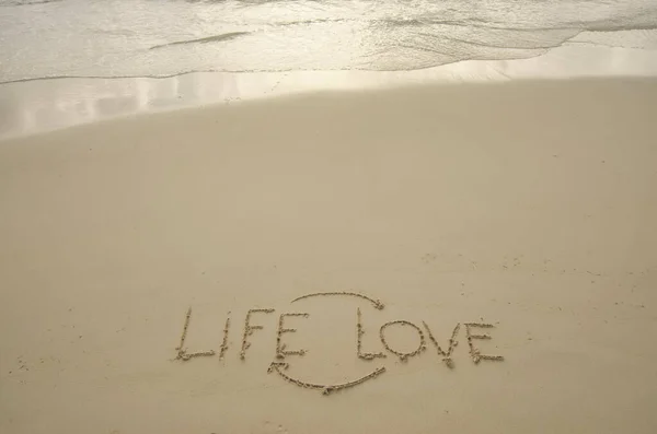 멕시코 해변에서 문자가 왔습니다 단어는 손으로 모래에 사랑을 기록하고 있습니다 — 스톡 사진