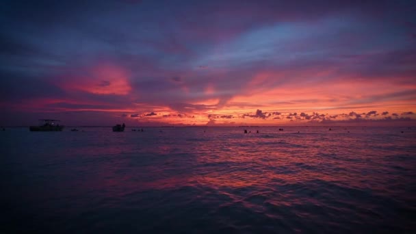 Fantastisk Solnedgång Över Havet Många Färger Människor Vattnet Och Båtar — Stockvideo