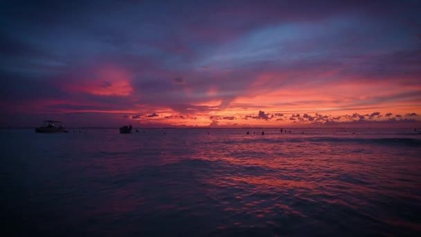 Solnedgång Över Caraibicos Hav Tusentals Färger Människor Vattnet Och Båtar — Stockvideo