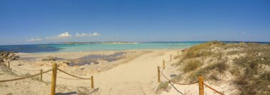 Panoramik manzara ekstra büyük ada de espalmador Formentera İspanya. Isola de Espalmador 'dan illetleri ayıran deniz kanalı. Tatil seyahati kavramı