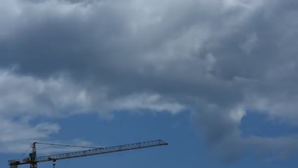 Kran Zeitraffer Auf Der Baustelle Hoher Industriekran Beim Bau Des — Stockvideo