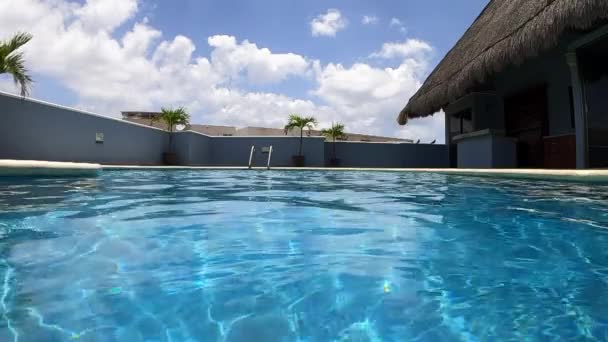 Hombre Salta Piscina Día Soleado Vídeo Horizontal Cámara Lenta Playa — Vídeo de stock