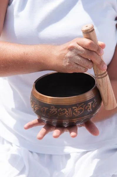 Elinde kaseler, elinde siyah beyaz bir fotoğraf. Açık bir el Tibet Bowling oynayan genç bir kadın Sahilde, Meksika, Amerika 'da