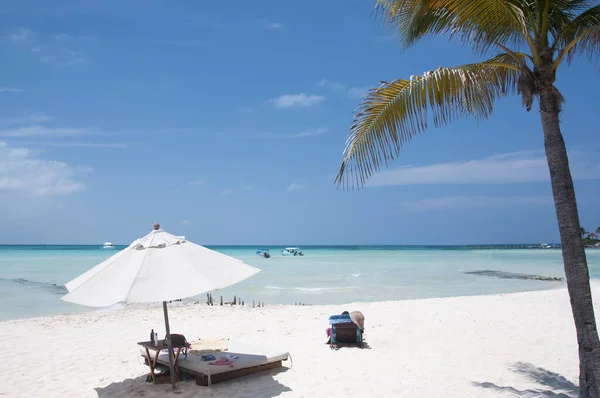 Mavi Gökyüzü Karayip Plajı Palmiye Şemsiyeli Isla Mujeres Deki Beyaz — Stok fotoğraf