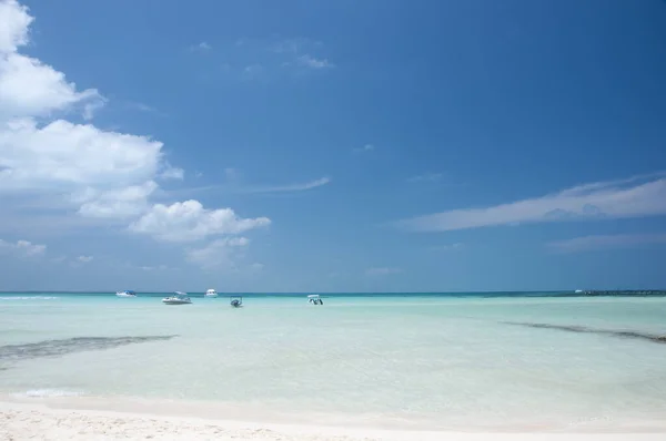 Playa Vacía Botes Pequeños Mar Playa Tropical Idílica Mar Caribe — Foto de Stock