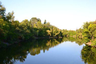 Sessiz bir göle yansıyan güzel manzara