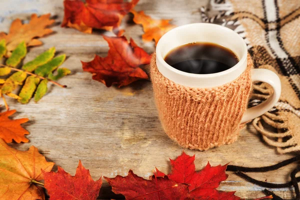 Гарячий напій у великій чашці, барвисте осіннє листя — стокове фото